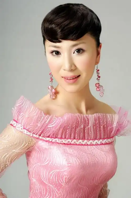 80后女军人伊泓远站在舞台我就是江姐