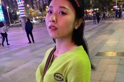 23岁中国最美短跑女神,因腹部精致纹身走红,一行为更受到争议_葛曼棋