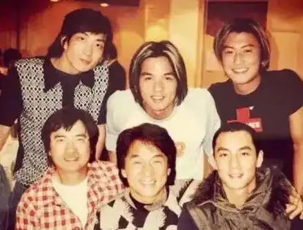 谢霆锋有多帅?04年与吴彦祖合影,那年24岁,五官如画,气质不凡