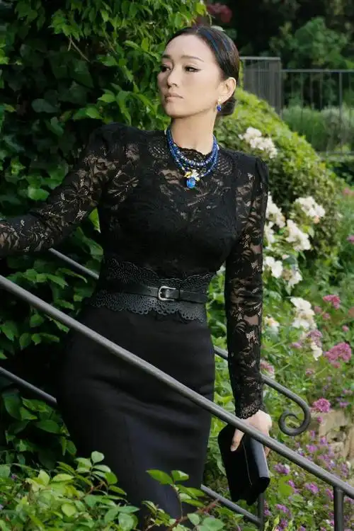 巩俐最新高铁路透释出戴黑色金属眼镜和贝雷帽57岁造型似少女