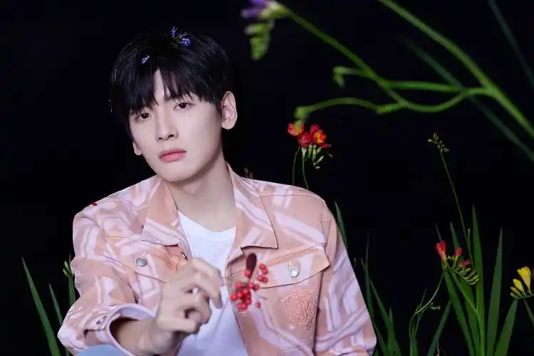 翟潇闻发布花朵写真录制《没谈过恋爱的我》粉色夹克造型优雅帅气