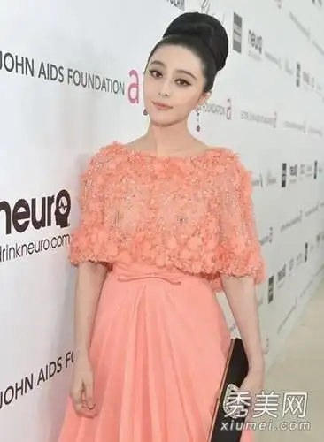 周冬雨习惯性真空真是傲娇 在外拍戏穿便装竟也不穿内衣