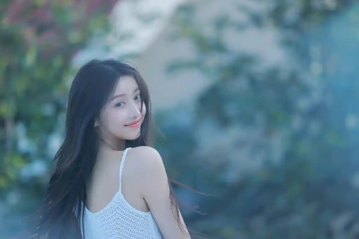 姜贞羽白色吊带纯美壁纸