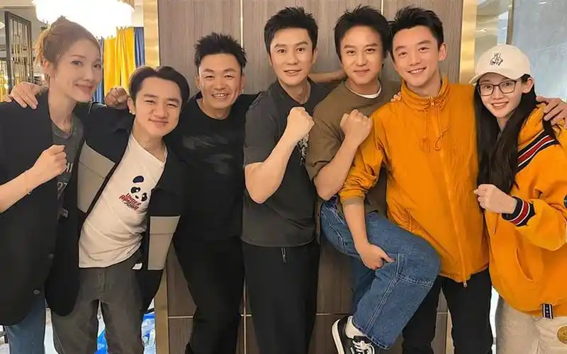 邓超李晨郑恺江疏影等人聚餐,餐厅外围满粉丝,瞬间梦回跑男时代