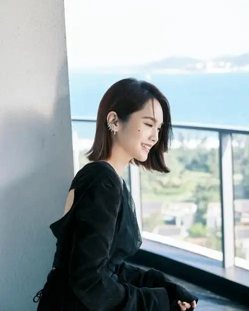 杨丞琳身穿黯黑长裙 雅怀清韵温柔秀逸|杨丞琳_新浪新闻