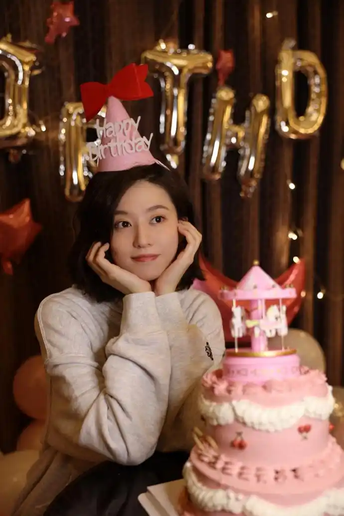 乔欣生日写真曝光对镜比v托腮软萌可爱