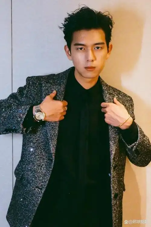 痞帅指的是直观时充满了攻击性,但那高颜值的帅气却不会让人敬而远之