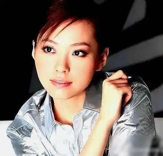 张靓颖:出道爱上"老渣男",被骗财骗色15年,为爱打乳钉仍被