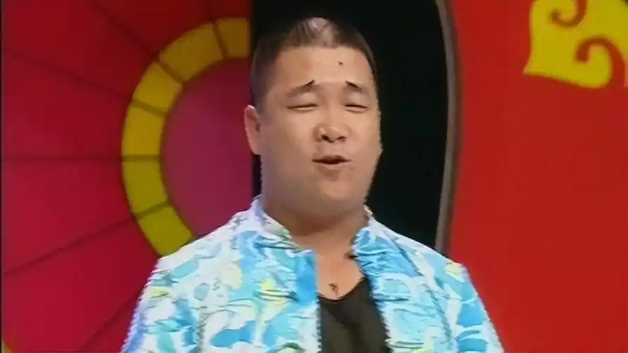 有的人对二人转抱有偏见,可是孙小宝的家里人并没有,在他16岁的时候