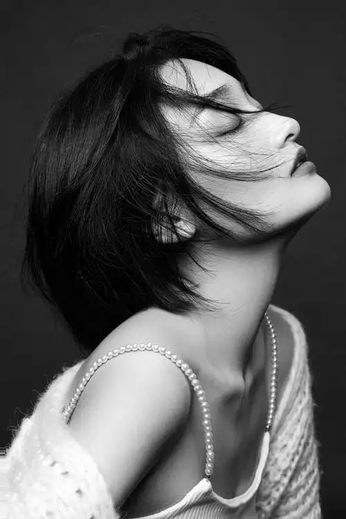 付小仙文艺片《夏日往事》定档12.16 黑白写真诠释别致韵味