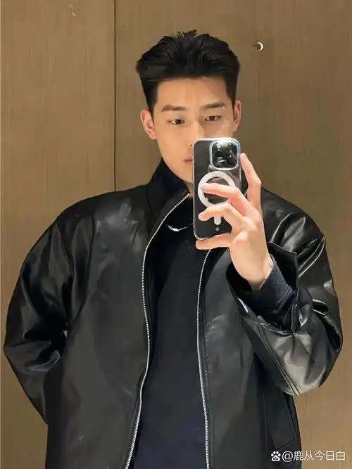 男生不烫不染也好看的夏季帅痞背头 男生"两边推短"发型干净帅气90