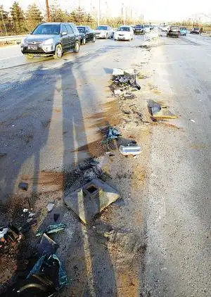 石家庄裕华路高速口三车相撞 30米护栏撞碎(图)