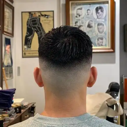 男士寸头是一种非常简洁,干练的发型,通常将头发全部剃光,只留下极短