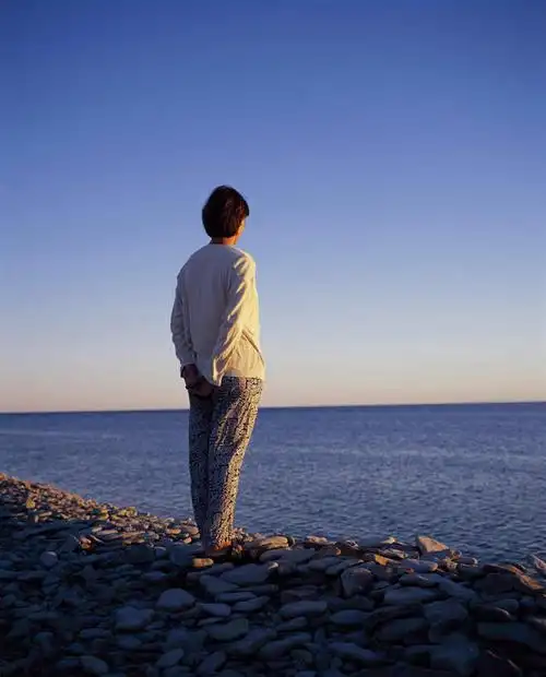 西方人,一个人,站,竖图,室外,白天,旅游,度假,海浪,海洋,石头,美景