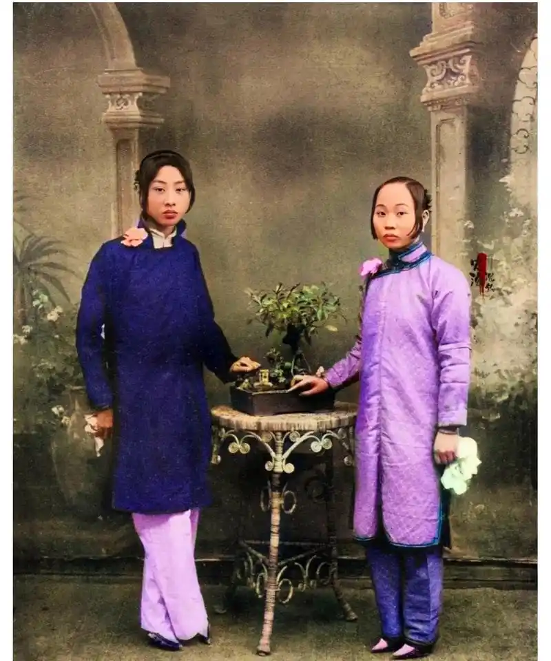 1915年,一对裹小脚的姐妹合影.