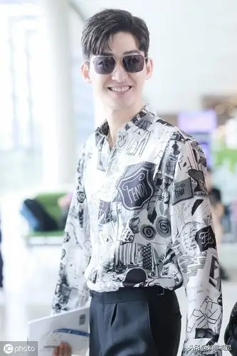 张翰现身机场,穿衬衫配西裤酷帅有型,演过"冷面寒枪俏罗成"