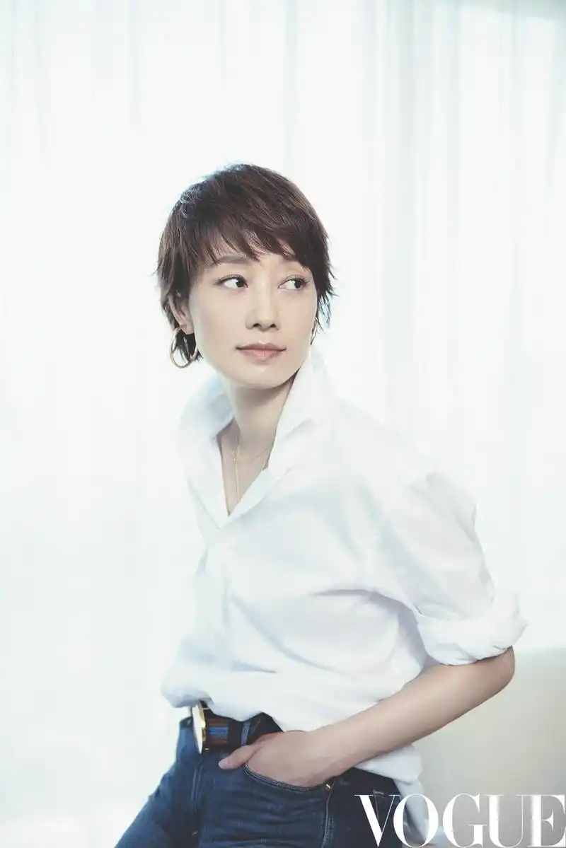 马伊琍清爽写真尽显极简之美