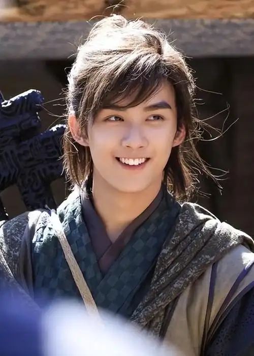 吴磊虽为00后,但早就出道了,可以称得上老戏骨了.