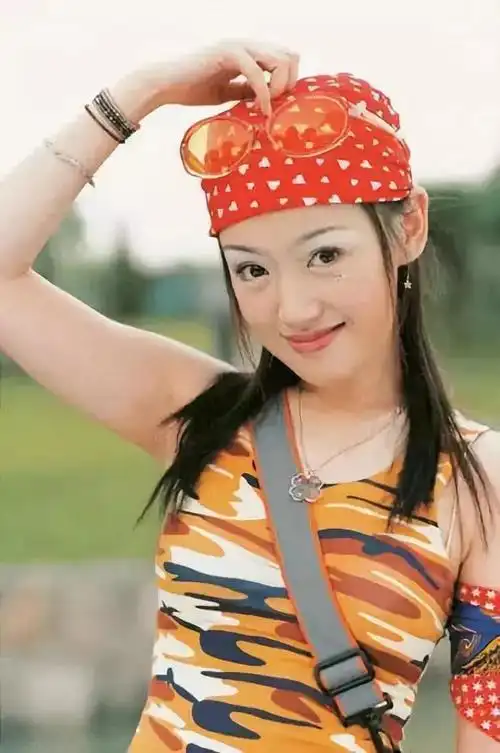 薛佳凝疑似新恋情曝光与神秘男子牵手举止暧昧