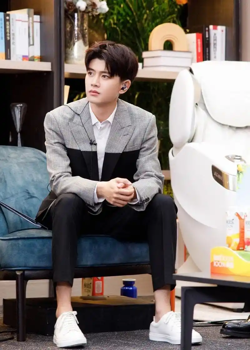 任嘉伦壁纸你的一颦一笑一举一动都深深地触动着我的心弦