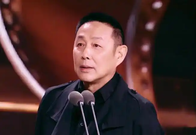 68岁陈道明被质疑整容面容饱满圆润染了黑发之后年轻了很多