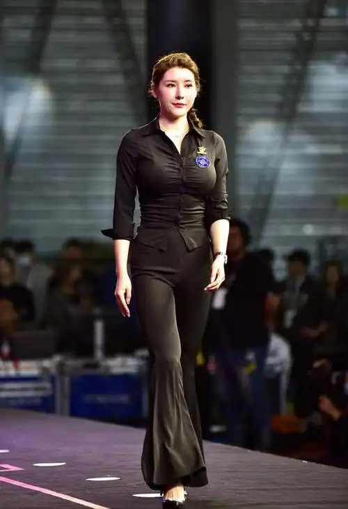 刘太阳翘臀女神曲线完美人称凹凸曼成了全场的焦点