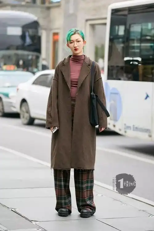 有点丧丧的搭配风格,褐色系的配色加上小姐姐的妆容,给人一种生人勿近