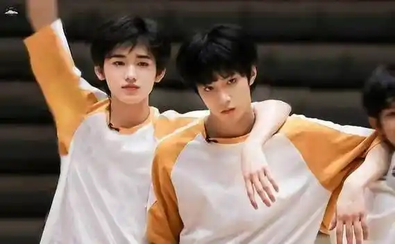 黄子韬夸刘耀文长得帅宋亚轩旁边起哄粉丝表示磕到了