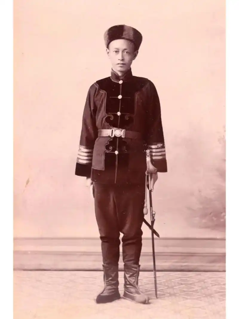 萨镇冰的北洋海军军服 萨镇冰是近代中国海军的重要人物,光绪二十年