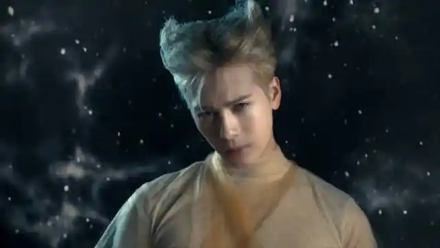 王嘉尔新专辑单曲《blue》mv上线92落水的画面太有感觉了!