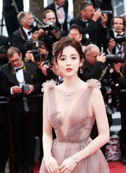 古力娜扎身穿深v刺绣礼服,在她身上我看到是仙气和纯情!_时尚_花卉_五