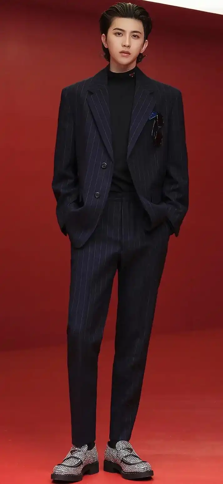 满屏的大长腿呀#蔡徐坤 #卡点 #推荐 #流量 #帅哥 #颜 - 抖音