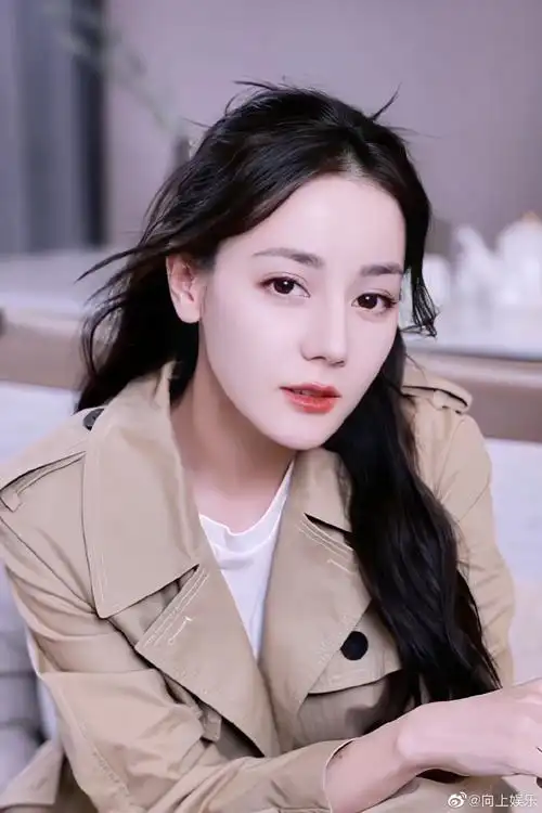 迪丽热巴最新视频掉落~是带黑框眼睛的迪宝,嘟嘴瘫倒好可爱呀超温 !!