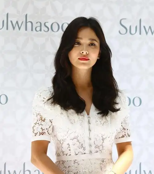 宋慧乔离婚后高调亮相!换波浪卷发穿提花裙,好状态依旧在线