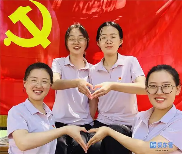 6969广饶县李鹊镇小张小学的孩子们与党旗合影表达对党和国家的