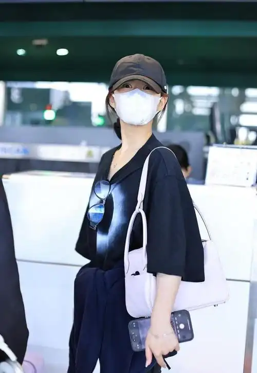 赵露思上海机场出发韩国游玩,穿搭休闲身材纤细