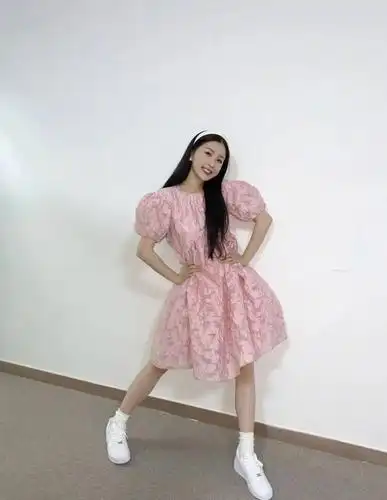 原创虞书欣把可爱少女风的精髓穿出来了粉色公主裙配运动鞋太萌了