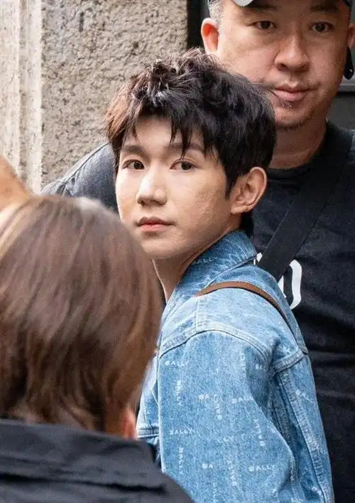 可以清楚地观察到现年仅23岁的王源脸上展现出了超越他年龄的成熟和