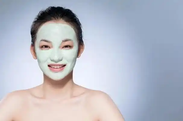 人的皮肤因为环境,遗传等原因会出现不同程度的油脂分泌,从而形成了