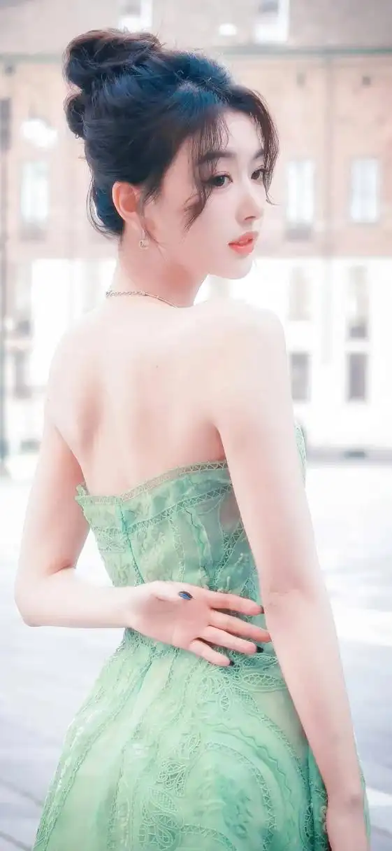 孔雪儿# 一袭绿色抹胸长裙,婀娜多姿的身材,前凸后翘,妩媚性感,甜美