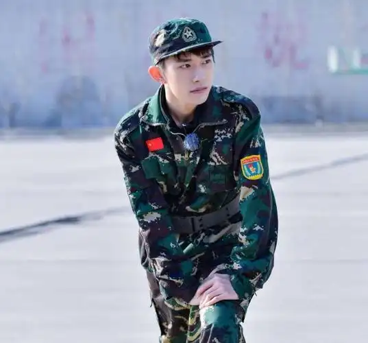 易烊千玺军训晒黑易烊千玺奶白肌肤被晒痛红令粉丝心疼