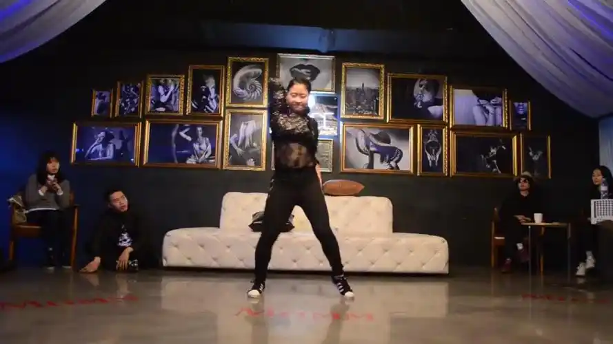 【神之手速】甩舞女王waackxxxy超强踩点裁判表演