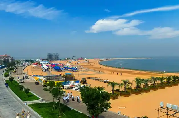 p>东疆湾沙滩景区系我国最大的人造 a href="#" data-lemmaid="46925