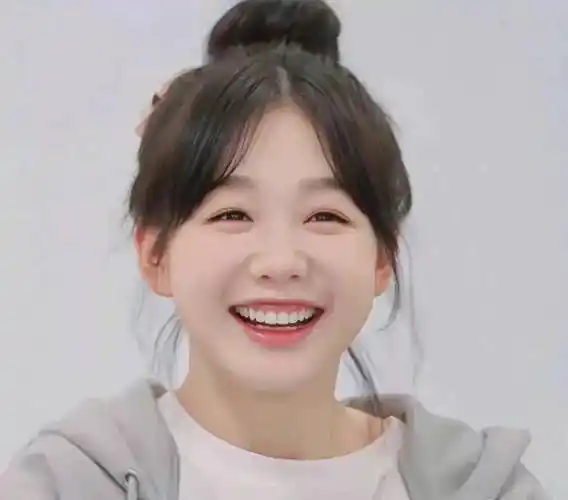 徐梦洁笑容变了,她回应没打针没动脸没烤瓷,笑僵了表情管理失败_彩虹