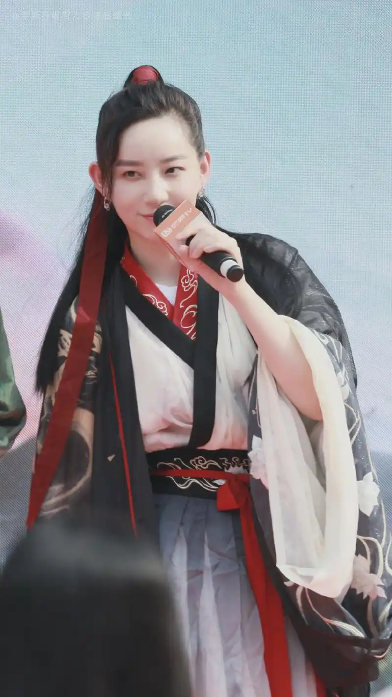 李斯丹妮身穿汉服长发飘飘造型又仙又美网友还是像个男的