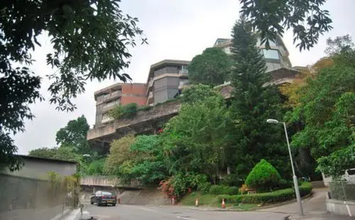 周围开满了三角梅,这里是梅艳芳度过人生最后 9 年的故居