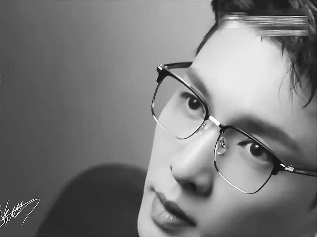 张艺兴戴不戴眼镜,简直判若两人,更喜欢眼镜张,哈哈