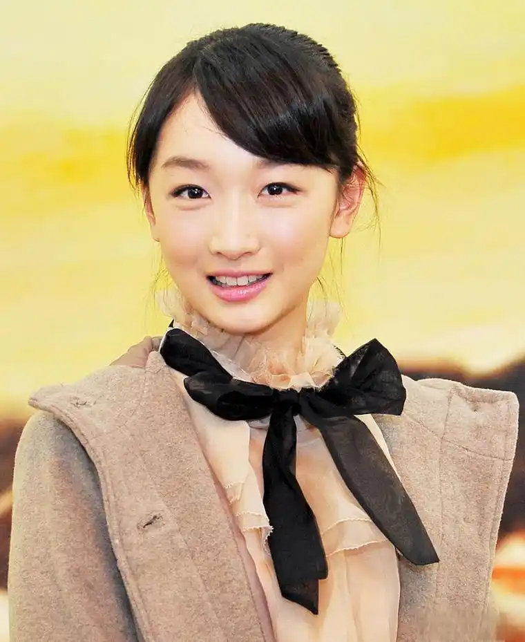 周冬雨:演艺生涯 周冬雨在演艺生涯中,有三个男人抢着为她铺路,张艺谋