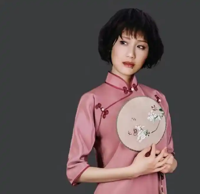 李建群的性格,自然也是活泼开朗的,因此十分受街坊邻居,还有其他亲朋