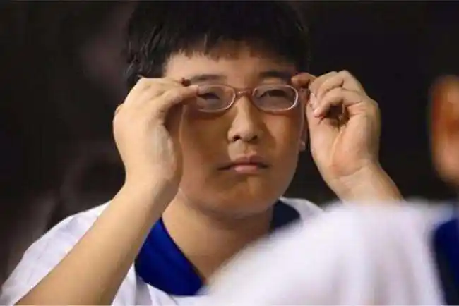 孩子是不是只要看不清就要戴眼镜